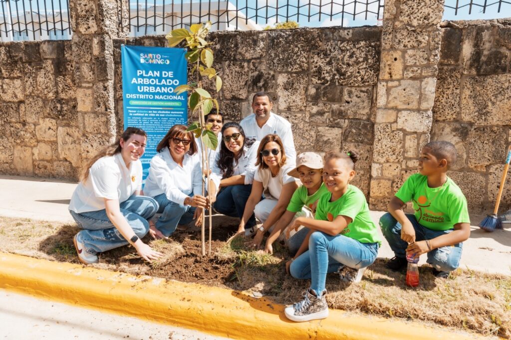 Alcaldía del DN celebra el Día Mundial del Medio Ambiente con plantación de árboles y limpieza de playas