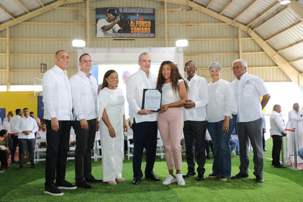 Presidente Abinader celebra cumpleaños entregando títulos de propiedad a 1,800 familias en el municipio de Quisqueya