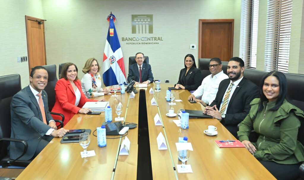 Gobernador Valdez Albizu se reúne con la viceministra del MIREX, Celinés Toribio