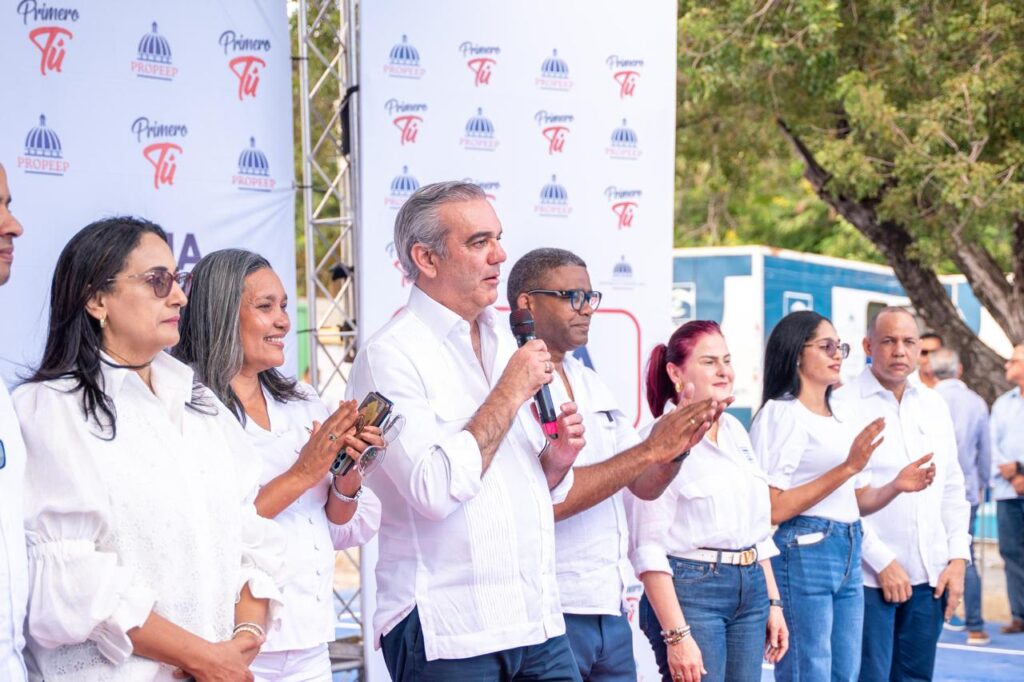 Abinader reafirma en Azua su compromiso con los más pobres del país