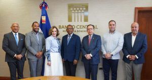 Gobernador Valdez Albizu recibe a la directiva CODIA para analizar la economía dominicana y sus perspectivas.