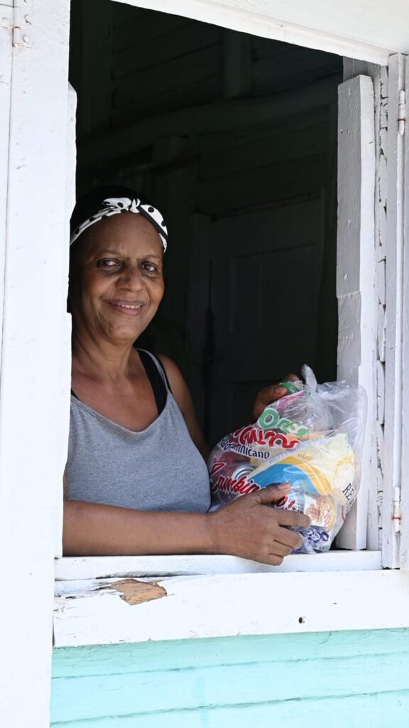 Gobierno realiza a través de Comedores Económicos del Estado (CEED) amplio operativo de entrega de raciones crudas en Barahona