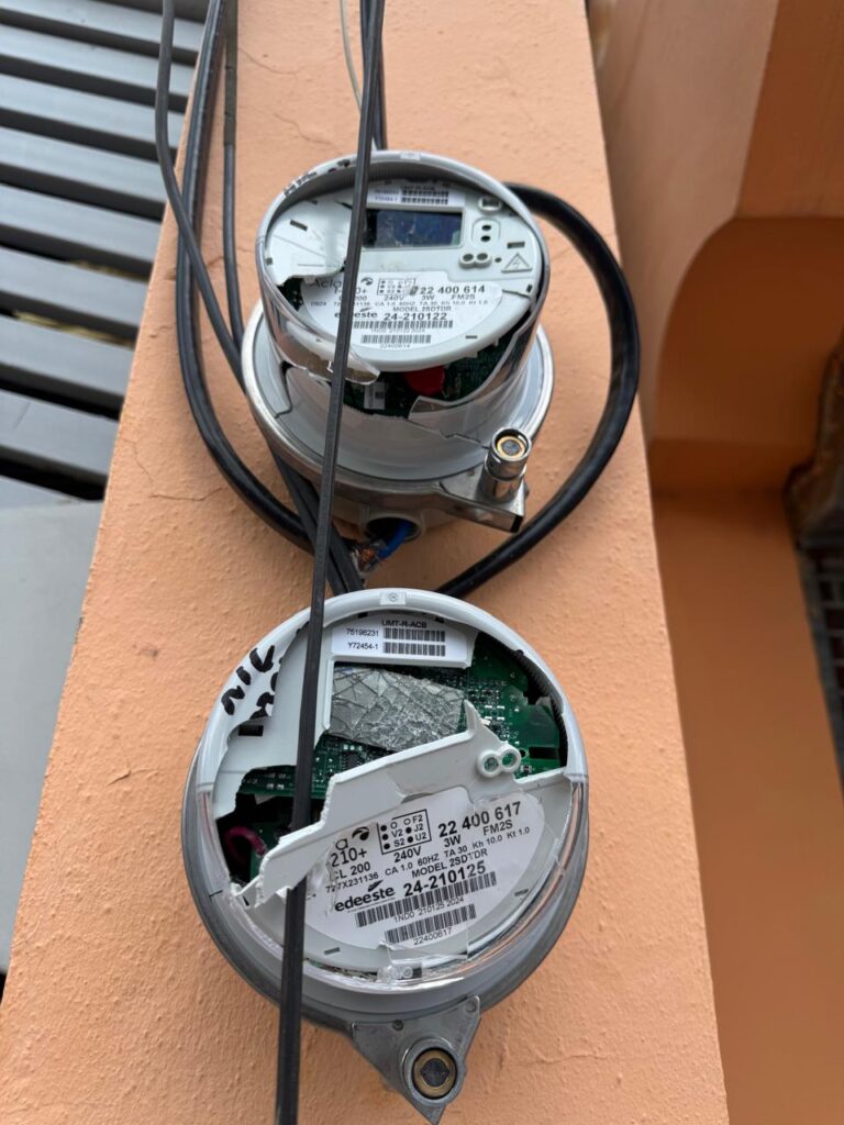 Edeeste denuncia por segunda ocasión desconocidos vandalizan medidores en Quisqueya