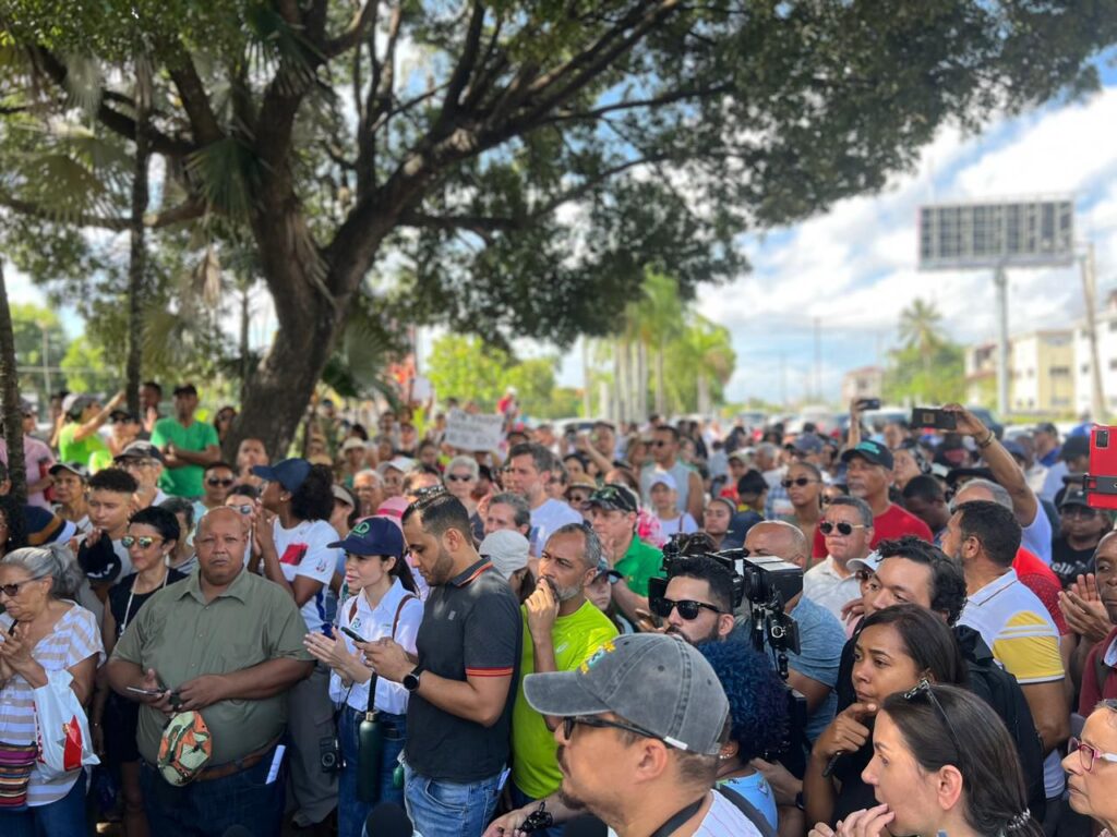 Ciudadanos forman cadena humana en defensa del Jardín Botánico y las áreas verdes de Santo Domingo