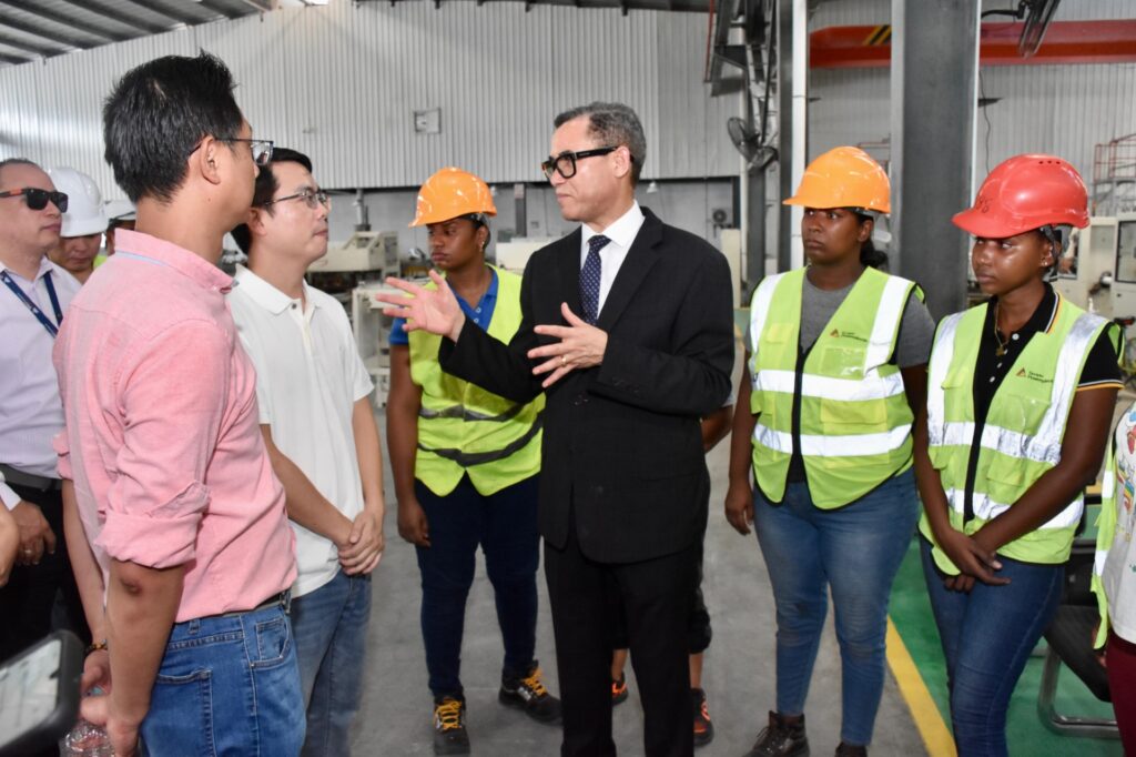 Ministerio de Trabajo autoriza reinicio de labores en dos empresas de  la carretera Mella, en Guerra