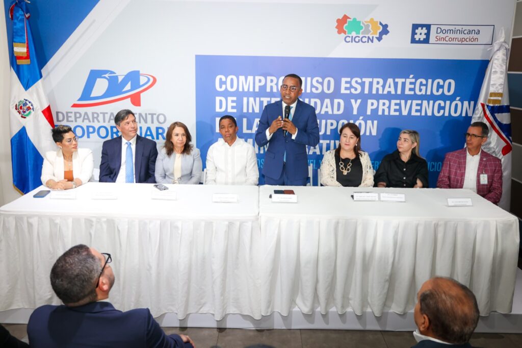 Víctor Pichardo junto a funcionarios del DA ratifican su compromiso con la ética, la integridad y la transparencia institucional
