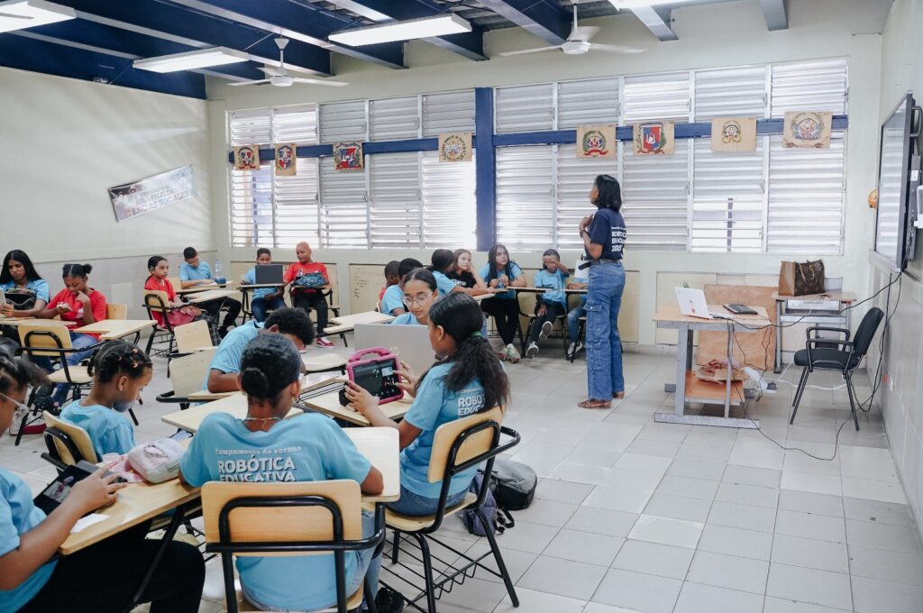 Ministerio de Educación concluye Campamento de Robótica impactando a más de 22 mil estudiantes en 18 Regionales