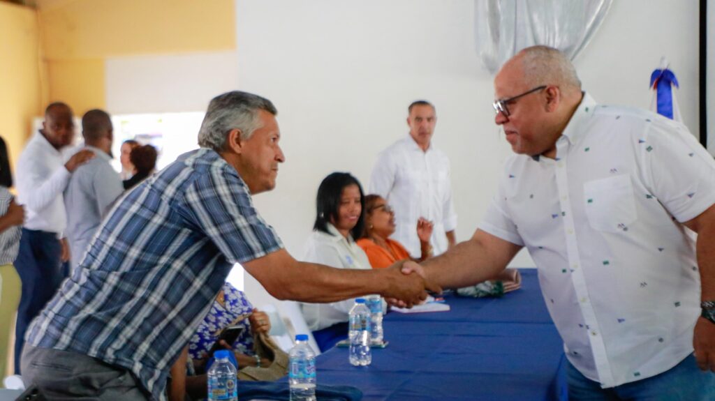 Fabricio Gómez Mazara anuncia 250 préstamos para  mujeres de La Victoria