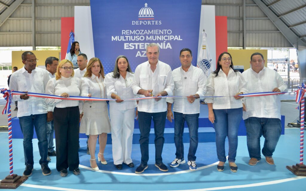 Presidente Abinader y ministro Kelvin Cruz entregan dos multiusos remozados en Azua