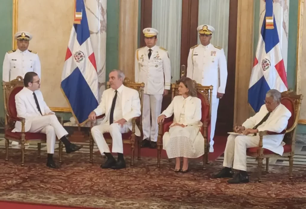Presidente Abinader recibe cartas credenciales de siete nuevos embajadores en el país