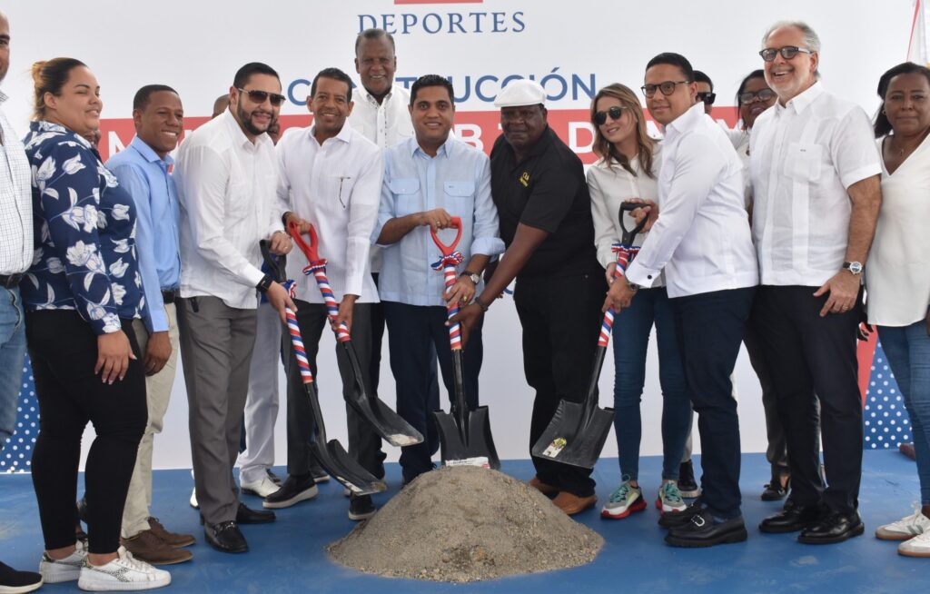 Ministro Kelvin Cruz da primer picazo para la construcción del multiusos del Club 30 de Mayo