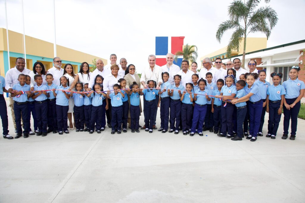 Presidente Abinader inaugura tres nuevos centros educativos que beneficiarán a 2,960 estudiantes y que suman 74 aulas al año escolar 2025-2026