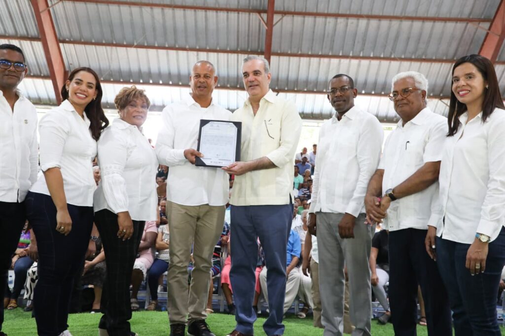 Presidente Abinader entrega 1,910 títulos de propiedad, de un total de 3,314 que beneficiará a más de 10,000 personas en Los Guaricanos