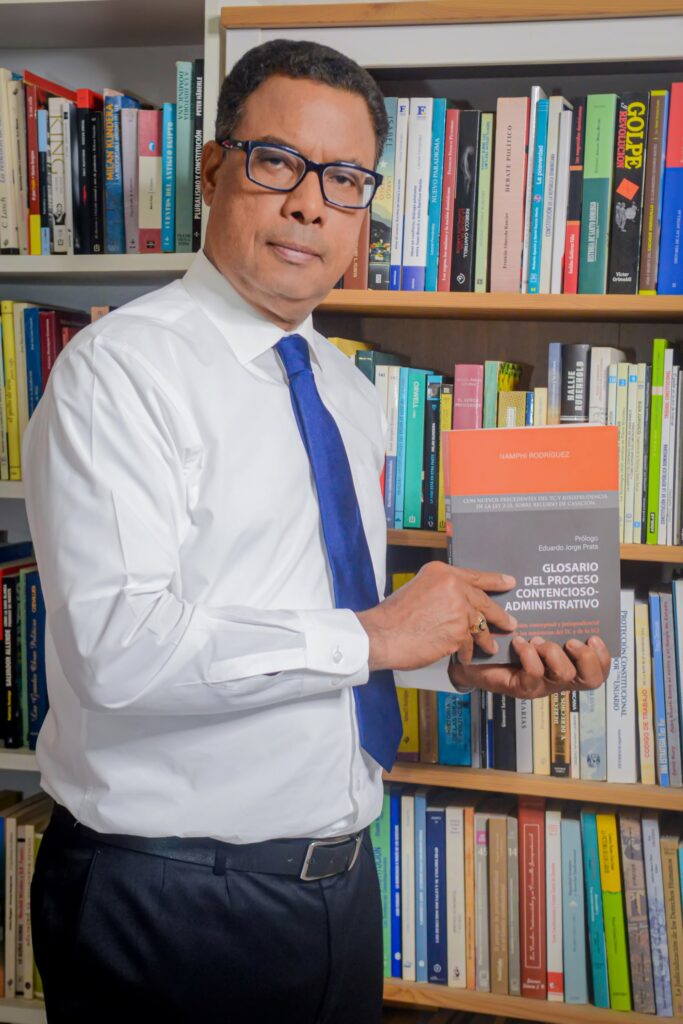 Jurista y escritor Namphi Rodríguez presenta su quinta obra dedicada a la justicia administrativa