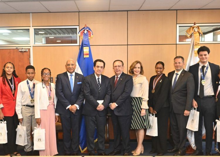 Valdez Albizu recibió la visita de su excelencia, embajador Tony Raful y estudiantes meritorios de origen dominicano en España