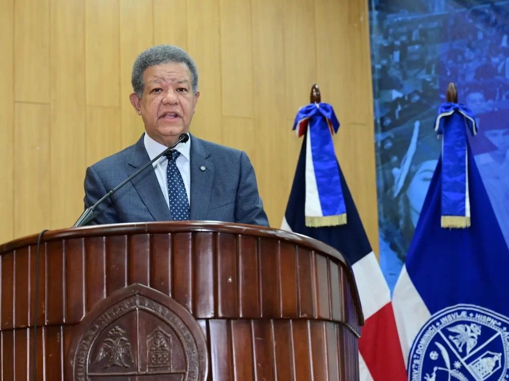 Leonel Fernández llama a fortalecer el Ministerio de Educación Superior para garantizar universidades de calidad