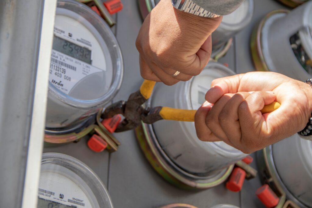 Arrestan a dos hombres en flagrante delito cuando realizaban conexiones ilegales en las redes de Edesur Dominicana