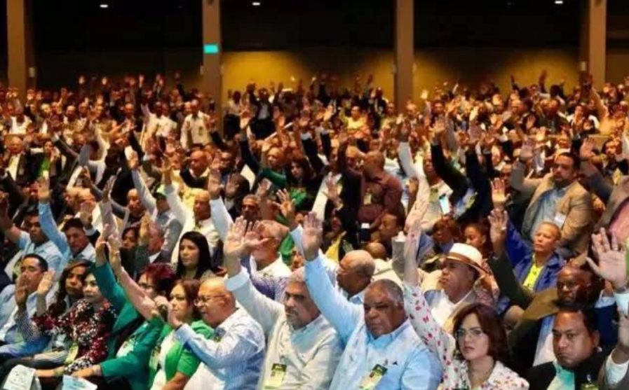 Leonel Fernández juramenta nueva directiva en Fuerza del Pueblo