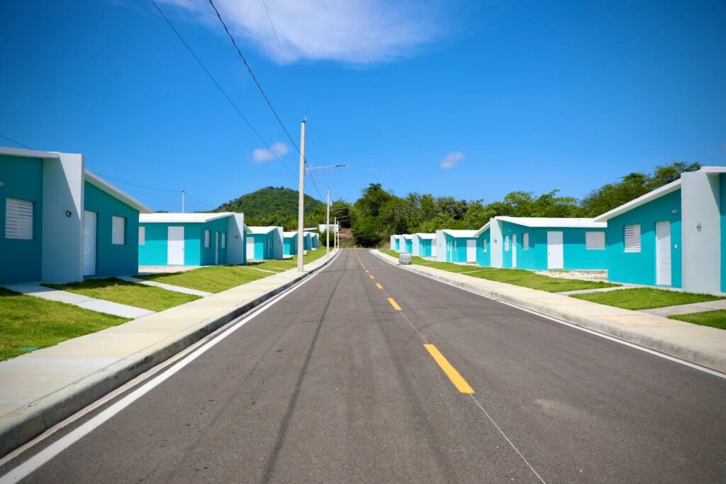 Con la entrega de 70 viviendas, presidente Abinader transforma la vida de familias desalojadas en el sector Kosovo de Imbert