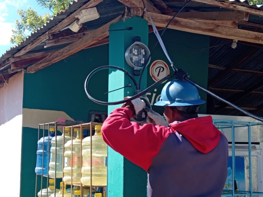 Edesur desmantela más de 6,590 conexiones ilegales y regulariza a miles de clientes en 10 provincias