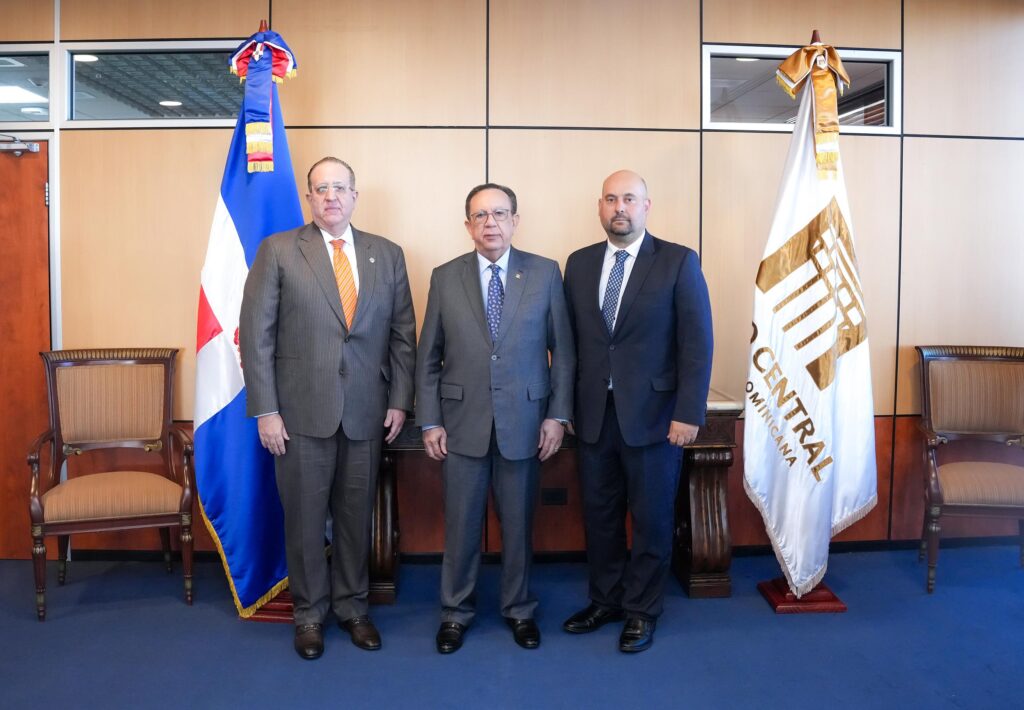 Valdez Albizu y Magín Diaz reciben a representantes del GAFILAT y de la Unidad de Análisis Financiero de RD