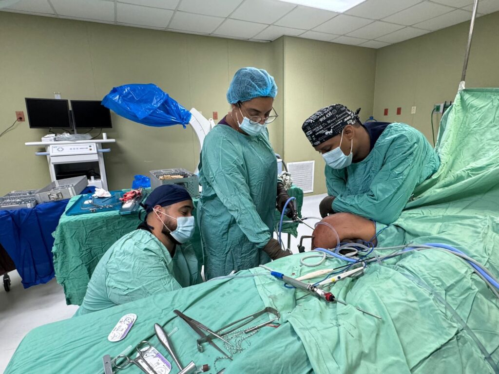 Ney Arias Lora realiza más de 14 cirugías diarias de artroscopía y medicina deportiva de alta complejidad