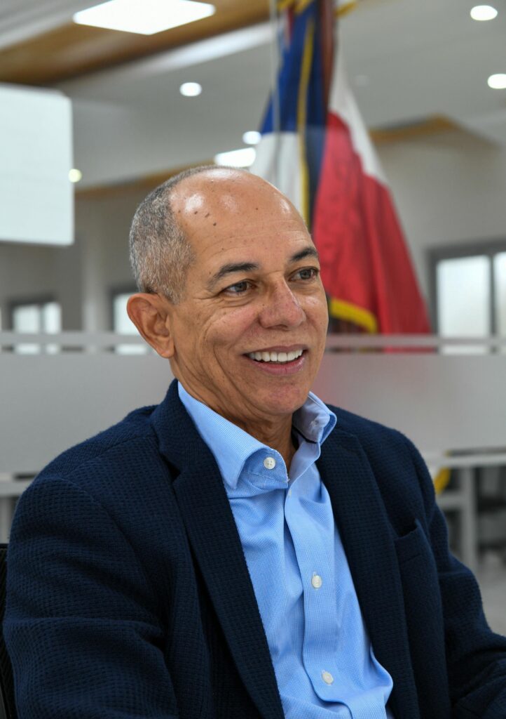 Emigdio Mercedes está impulsando una iniciativa que permitiría a los ciudadanos grabar en video a conductores que violen la Ley 63-17 de Tránsito y, a cambio, recibir un beneficio económico.