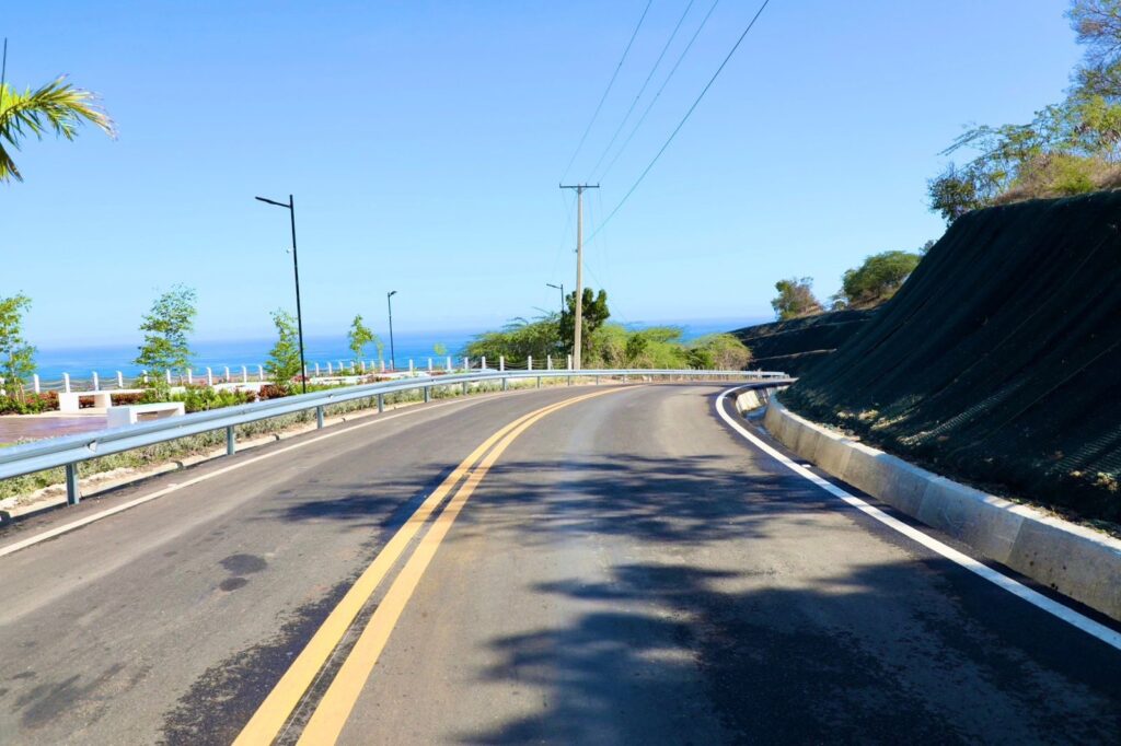 Tras 40 años de espera, presidente Abinader entrega carretera Villa Elisa-Punta Rucia-La Ensenada, que conecta Puerto Plata con Montecristi