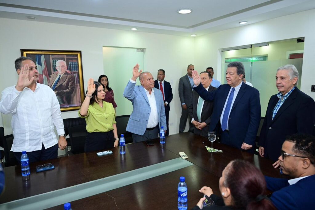 Leonel Fernández juramenta a Roberto Durán y a un grupo de ingenieros y profesionales de Santiago en la Fuerza del Pueblo