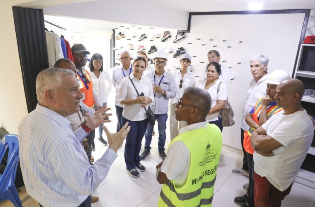 Edeeste y representantes del Banco Mundial recorren proyecto de rehabilitación de redes en Los Guaricanos