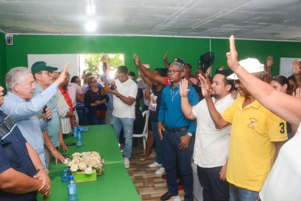 Freddy Pérez juramenta en la FP a dirigentes del PLD y PRM en Montecristi