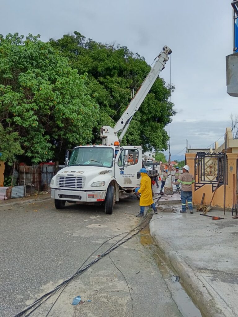 Edesur trabaja para restablecer servicio en zonas de Azua por caída de postes y salida de circuitos