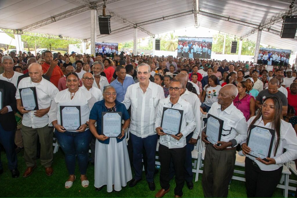 Presidente Abinader entrega 3,100 títulos de propiedad, de un total de 5,636, a familias en Palmarejo-Villa Linda