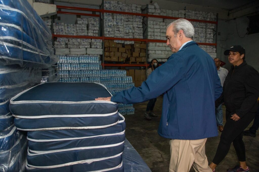 Presidente Luis Abinader supervisó los alimentos que se están entregado a las poblaciones en alerta roja ante el paso de la tormenta Melissa