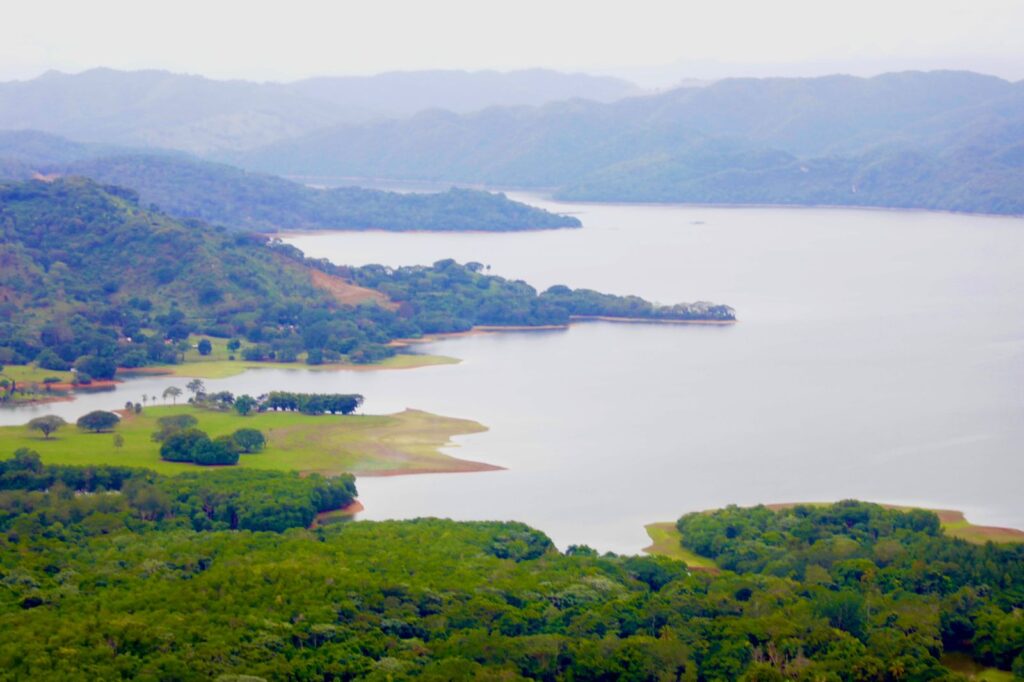 Presidente Abinader supervisa niveles de presas de Hatillo, Monción, Tavera y Rincón ante el paso del Huracán Melissa