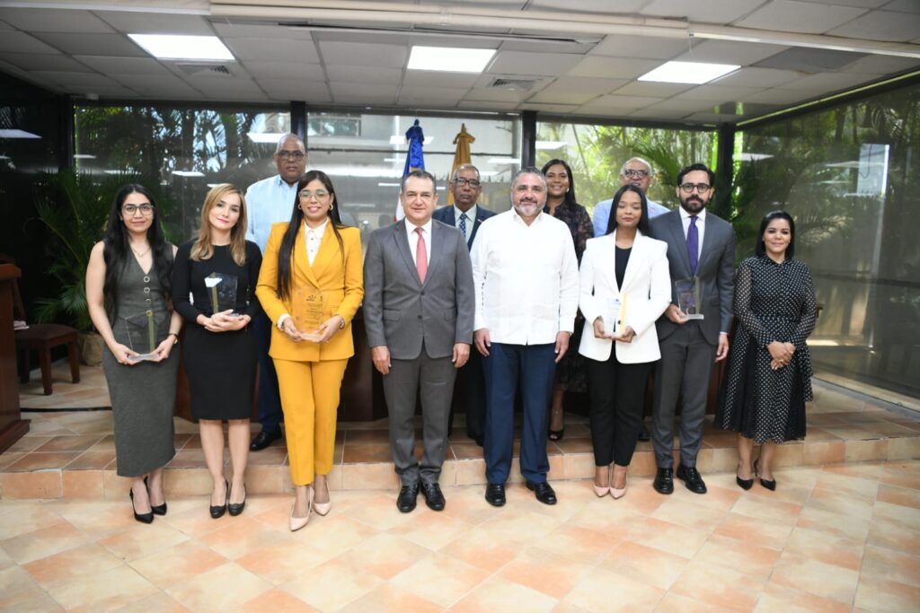 JCE-IESPEC ponen en circulación “Compendio de Ensayos en Materia Electoral y del Estado Civil” del “Tercer Concurso Nacional de Ensayo: Democracia e Identidad 2024”