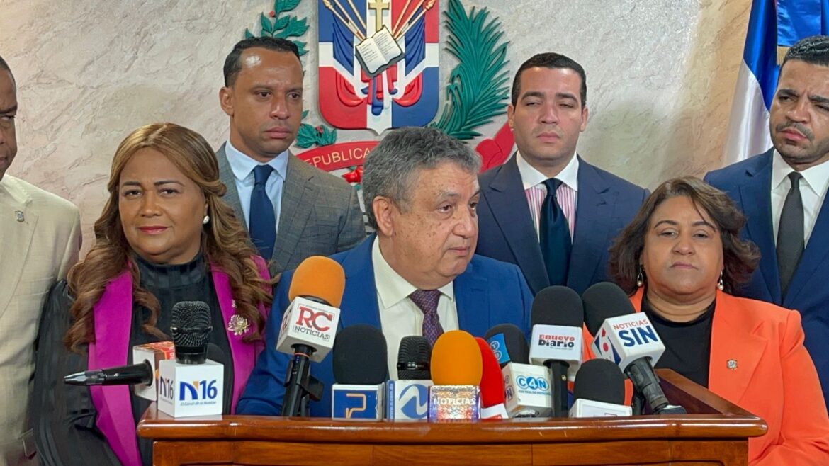 El Partido de la Liberación Dominicana (PLD) denunció que la Fuerza del Pueblo continúa sonsacando peledeístas
