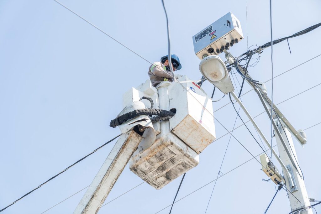 Edesur fortalece el servicio con la instalación de un nuevo sistema de control en más de catorce sectores prepago