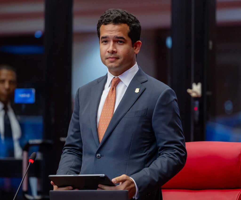 Omar Fernández exige cumplir la ley y liberar de impuestos salarios de hasta RD$52,000