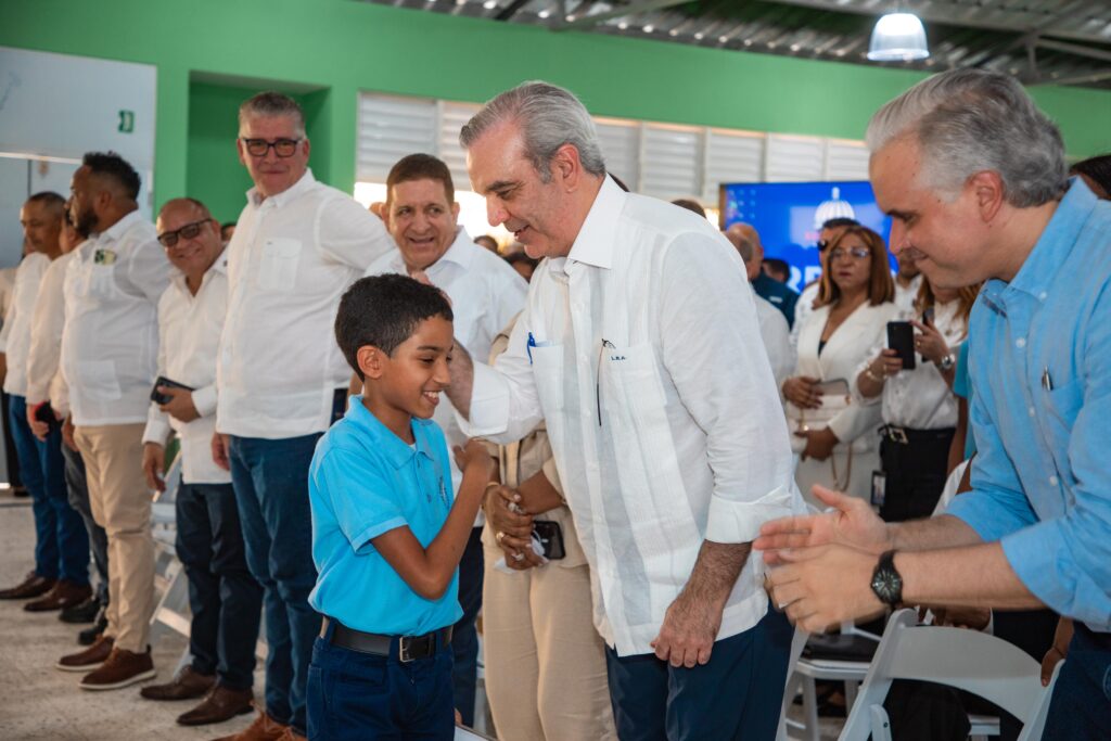 Presidente Abinader inaugura Liceo Padre José Salvador Fernández de 24 aulas en Bonao, que beneficiará a más 800 estudiantes