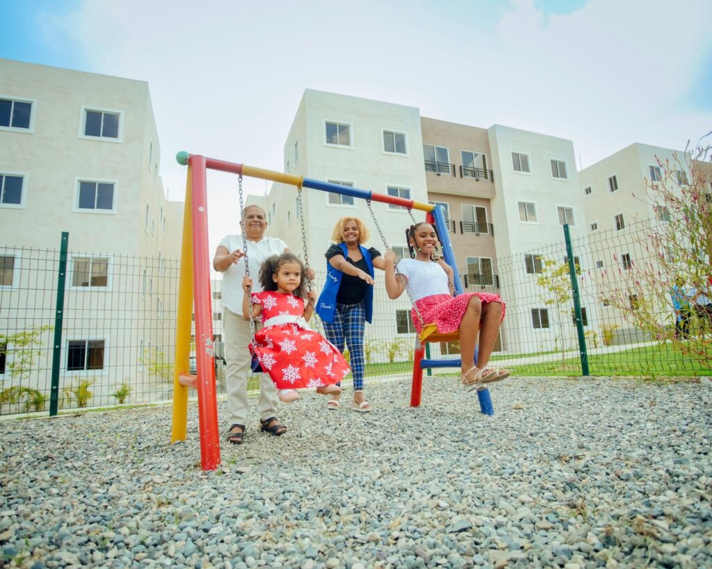 Presidente Abinader entrega 95 nuevas viviendas en Pedro Brand y continúa ampliando el acceso a un hogar digno para las familias dominicanas