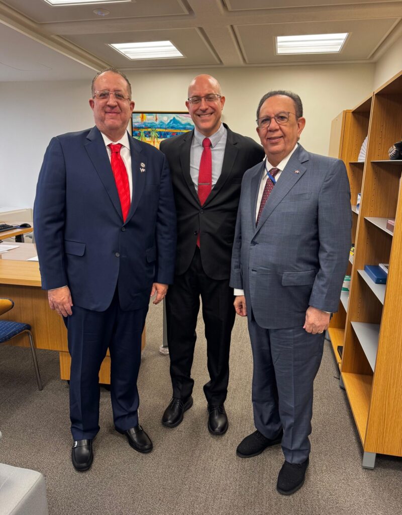Gobernador Valdez Albizu y ministro Magín Díaz se reúnen con el director ejecutivo del FMI, André Roncaglia