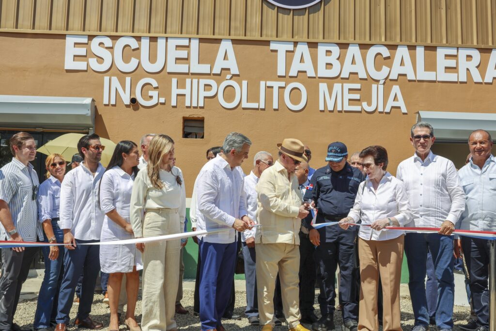 Intabaco inaugura Escuela Tabacalera Hipólito Mejía