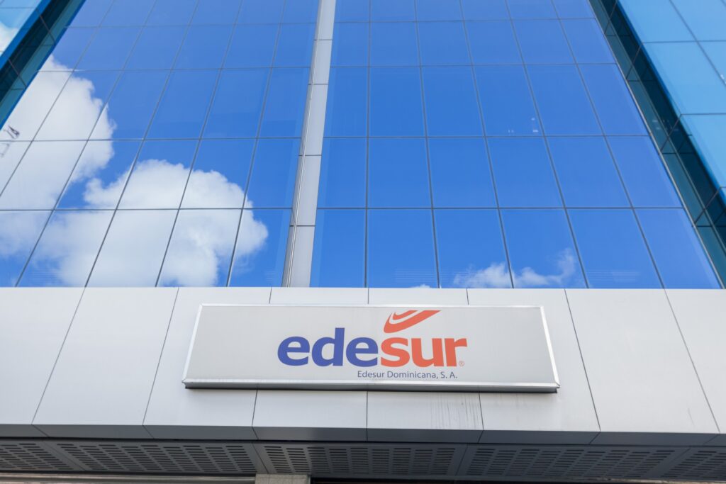 Edesur informa que trabaja para que comunidad de Mena, Enriquillo logre normalizar su servicio