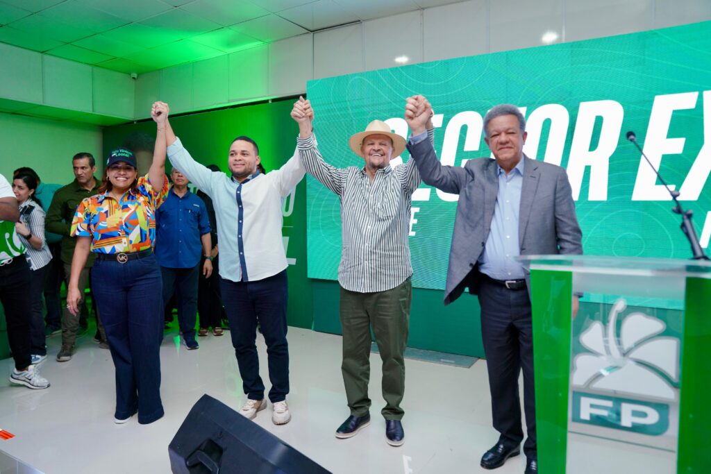 Leonel Fernández juramenta en la FP al exsenador Félix Vásquez y a destacados dirigentes de Sánchez Ramírez