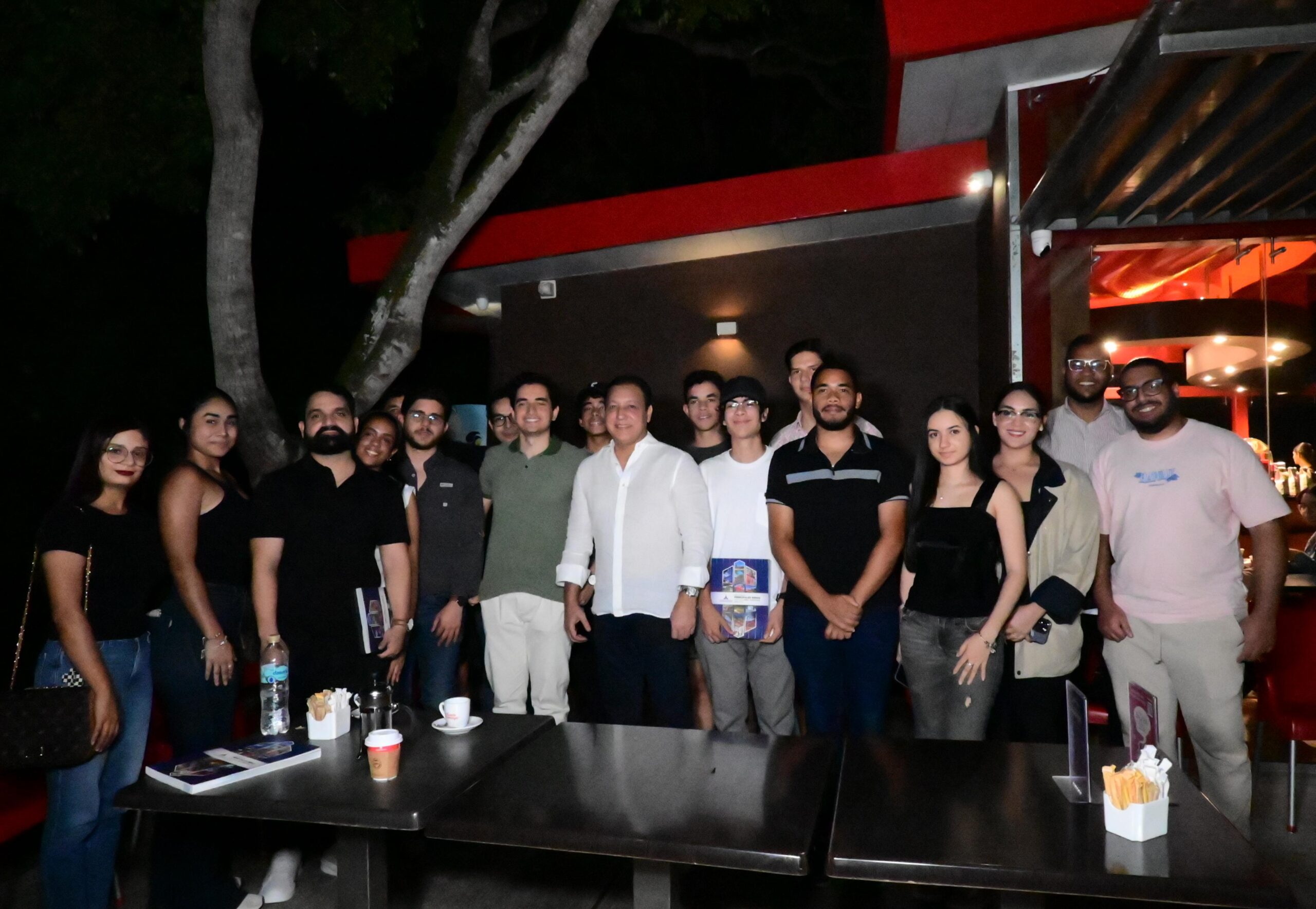 Abel Martínez motiva a estudiantes de la PUCMM Santiago a asumir liderazgo para renovar la esperanza y el rumbo del país