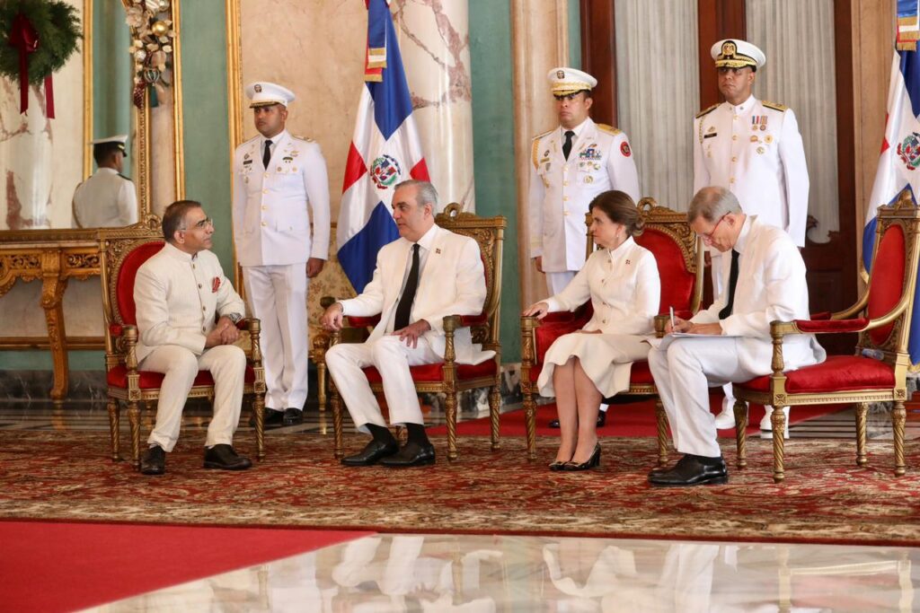 Presidente Abinader recibe siete nuevos embajadores y fortalece relaciones internacionales