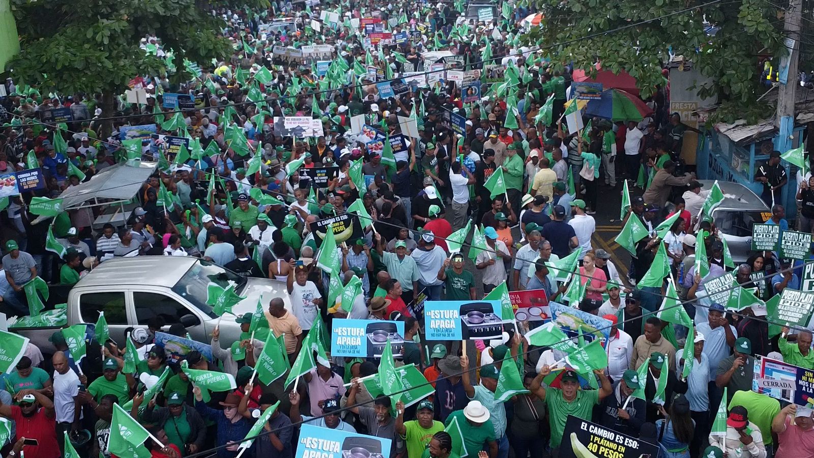 Miles acompañan a Leonel en marcha contra la carestía de la vida