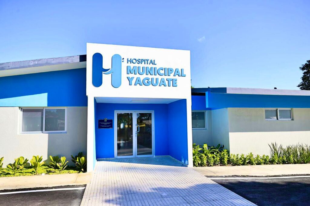 Presidente Abinader entrega hospital totalmente remozado y nueva emergencia en Yaguate, garantizando atención segura y digna para 42 mil personas