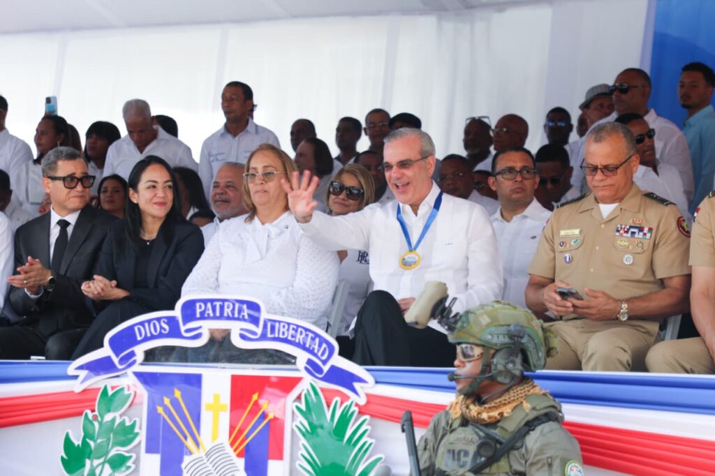 Presidente Abinader encabeza desfile estudiantil, cívico-militar y policial por el 181 aniversario de la Constitución dominicana
